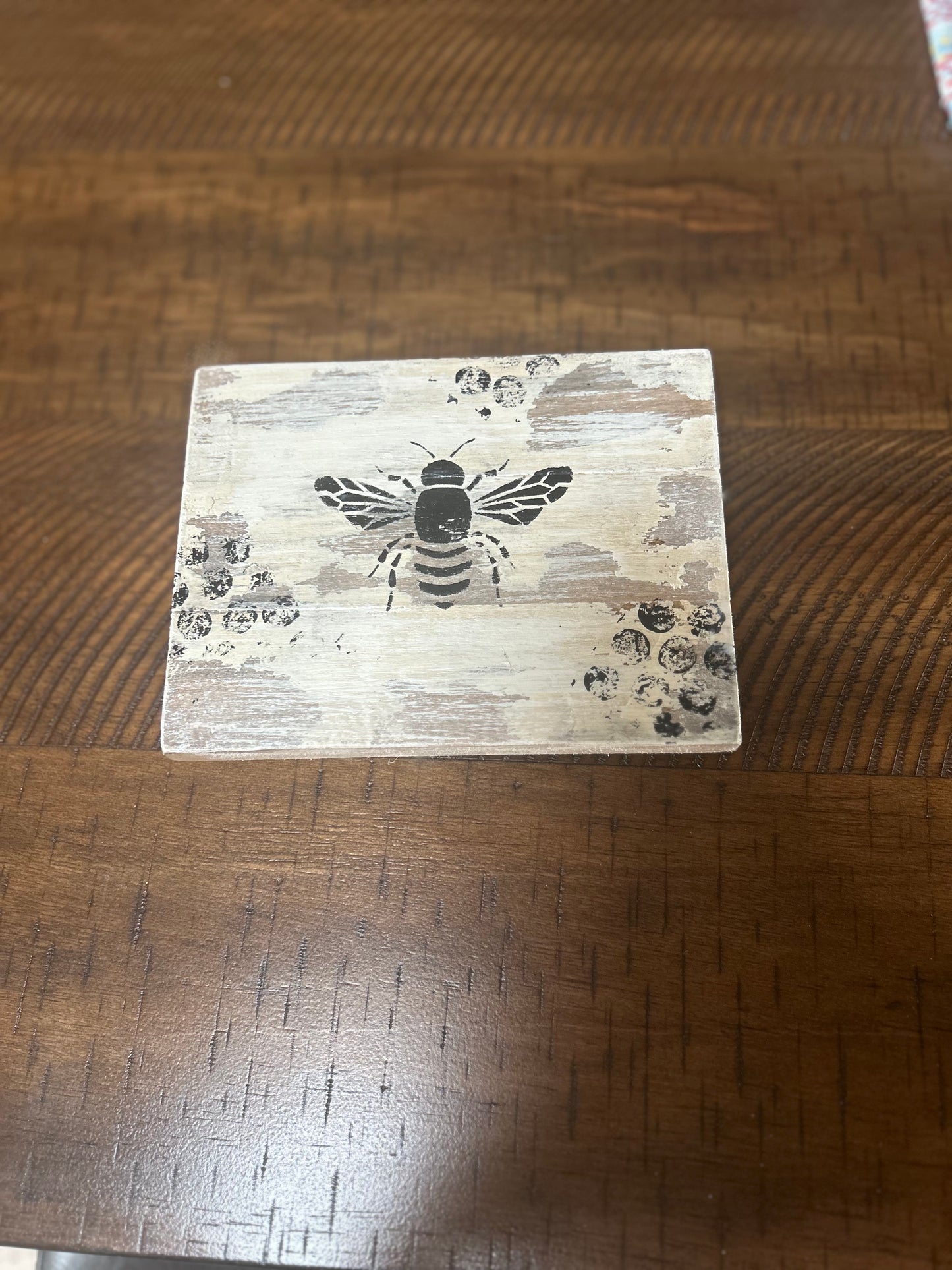 Small wooden riser - Bee Stencil